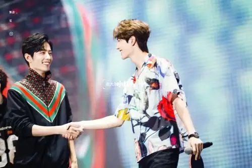 泰见借位吻93全图合集_博君一肖_娱乐_明星娱乐资讯