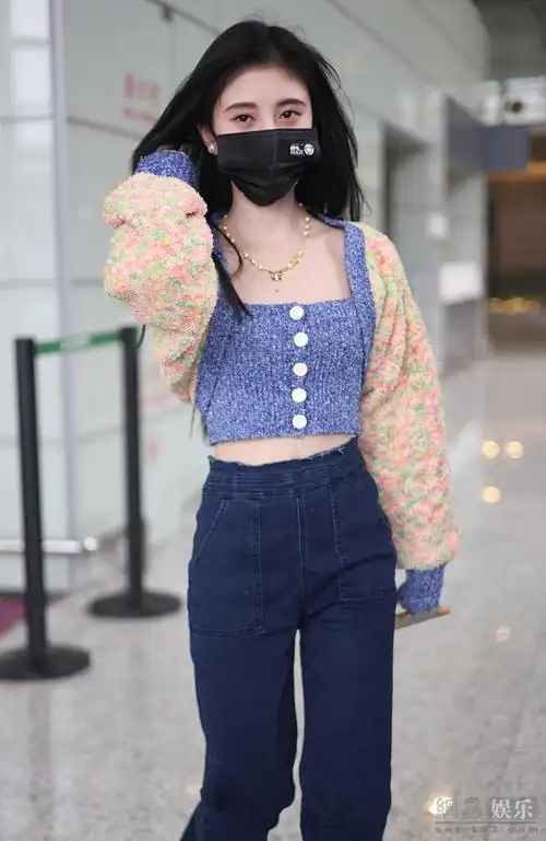 鞠婧祎机场撩发妩媚动人穿短上衣秀纤腰