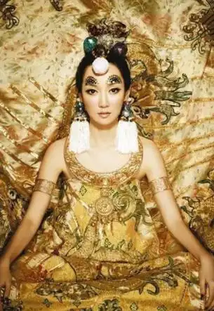 萨顶顶个人资料(17岁出道,19岁上春晚,33岁沦为笑柄,萨顶顶如今怎样了