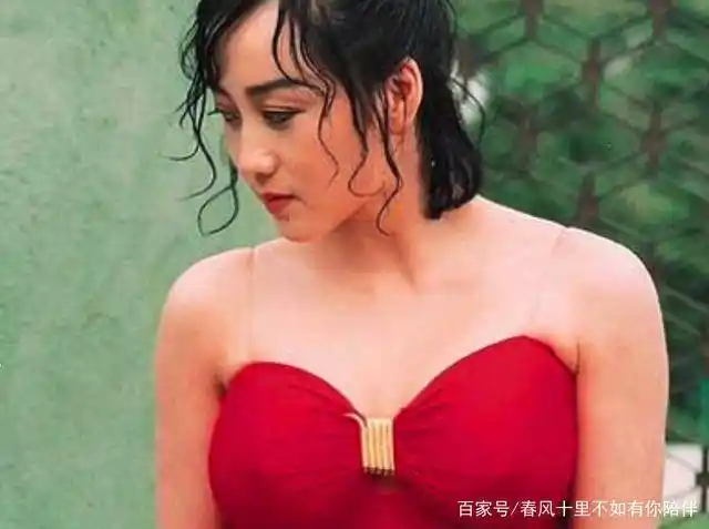 看到58岁的利智,才明白啥叫难得一见的美人,难怪李连杰捧在手心