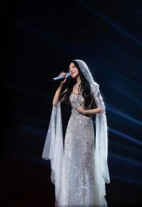 张韶涵舞台造型好美啊银色亮片裙配头纱优雅公主范十足