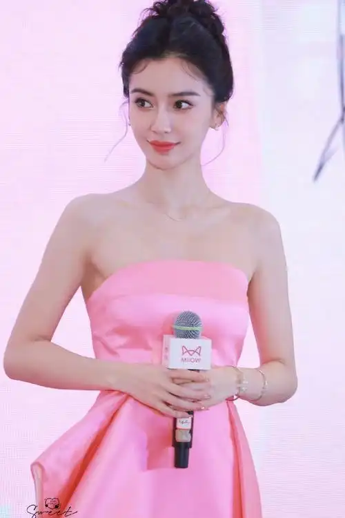 状态#angelababy线下活动状态9615一身粉色抹胸长裙真的美极了!