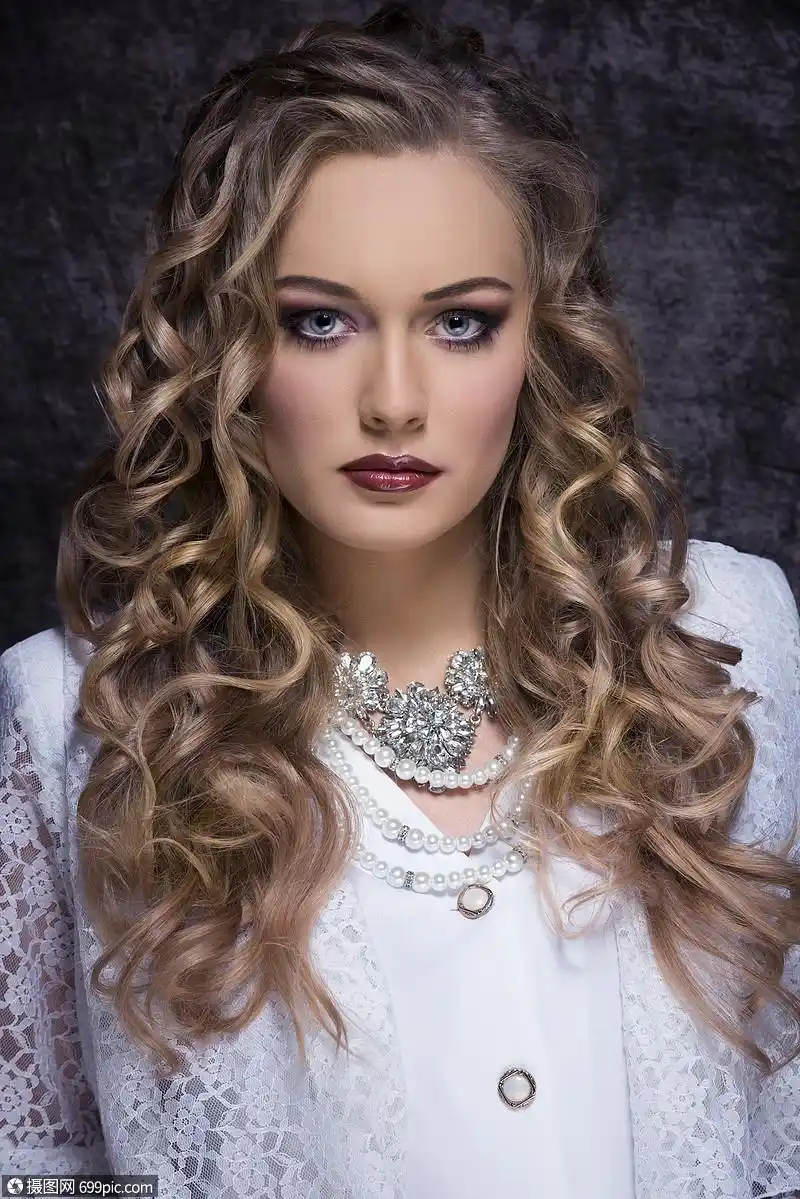 时尚肖像的华丽金发卷发女人与复古优雅的白色衣服,珍贵的项链时尚的