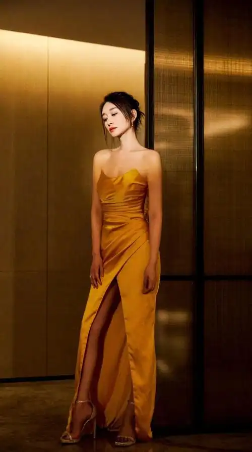 李小冉品质盛典造型亮眼,一袭黄色抹胸开叉长裙,明艳又优雅!