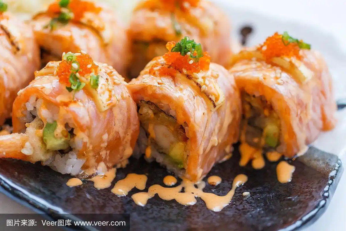 烤三文鱼卷,天妇罗虾.