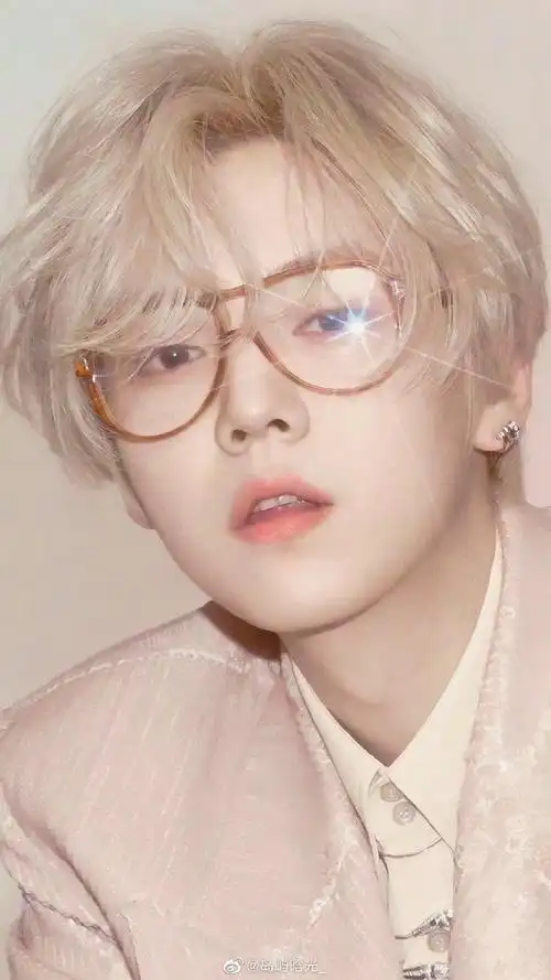 鹿晗又染粉发#哇哇哇,啊啊啊啊这个粉发真的封神梦回演唱会了请帅哥