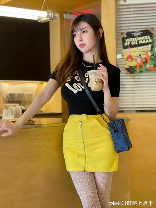 白色丝袜搭黄色短裙,时尚搭配大赏|少女|青春|高跟鞋|职业装|身材比例