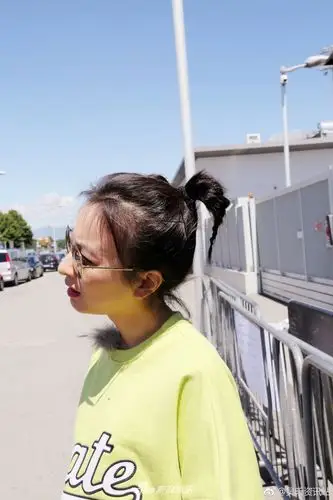 组图:好酒量!吴昕戴墨镜扎小辫举杯豪饮乐开怀