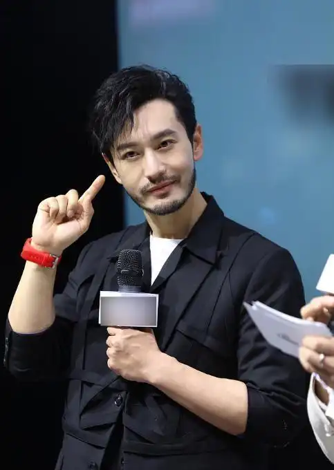 被43岁的黄晓明生图帅到,留络腮胡男人味足,不油腻反而很帅