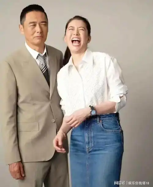 周润发和袁咏仪拍摄新剧宣传照