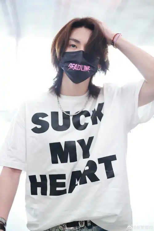 小鬼王琳凯超话#街拍时刻#2023/05/28@小鬼-王琳凯最新机场街拍