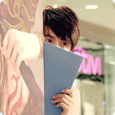 马天宇偷偷看的表情包