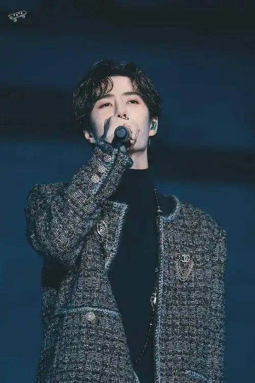 王一博南京演唱会图片高清,王一博演唱会视频-图片大观-奇异网