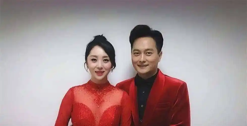 歌手云飞年届四十,但一点都不显老,他和郭津彤的宝宝都4岁了!