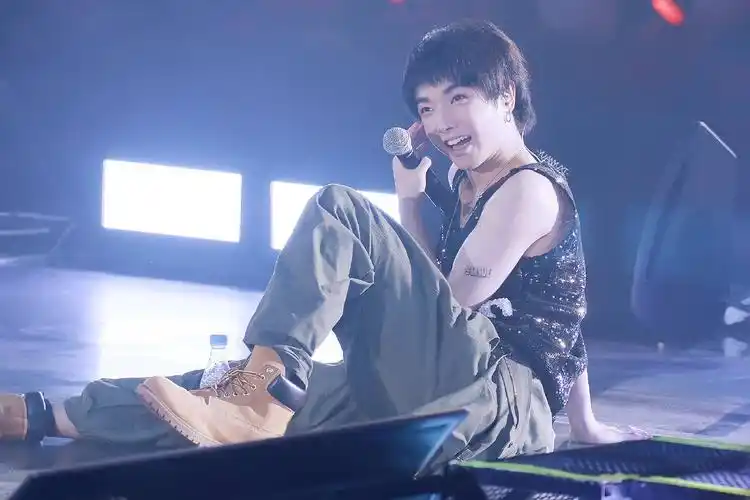 华晨宇是内地演唱会体育馆四面台第一人华晨宇在2015年时在上海大舞台