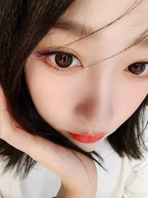 关晓彤分享九宫格美照,怼脸自拍显自信,超强美颜下肤白貌美_显得_鹿晗