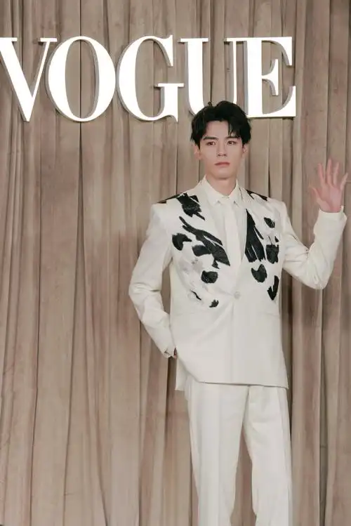 应援色起名字——霁风蓝    我现在回头看,都很惊讶那时20来岁的龚俊