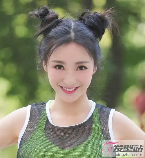 萌系双丸子头怎么扎 轻松变身可爱美少女_发型站_最新流行发型设计