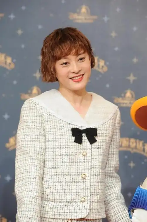 孙俪烫泡面头却藏不住老态怼脸拍感觉胖了但气质赢了