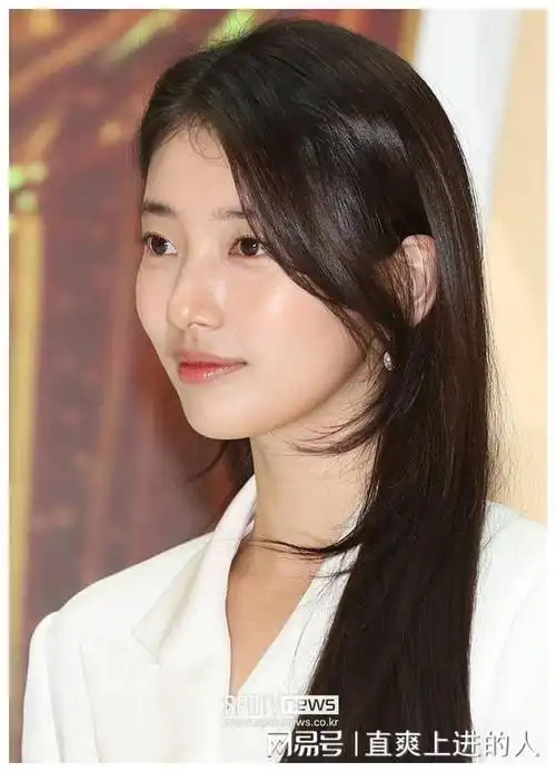 裴智秀皮肤紧致笑容甜美 淡妆更显原生美貌