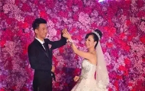 王二妮从农村女孩到著名歌手走红之后的她仍然选择了农村初恋