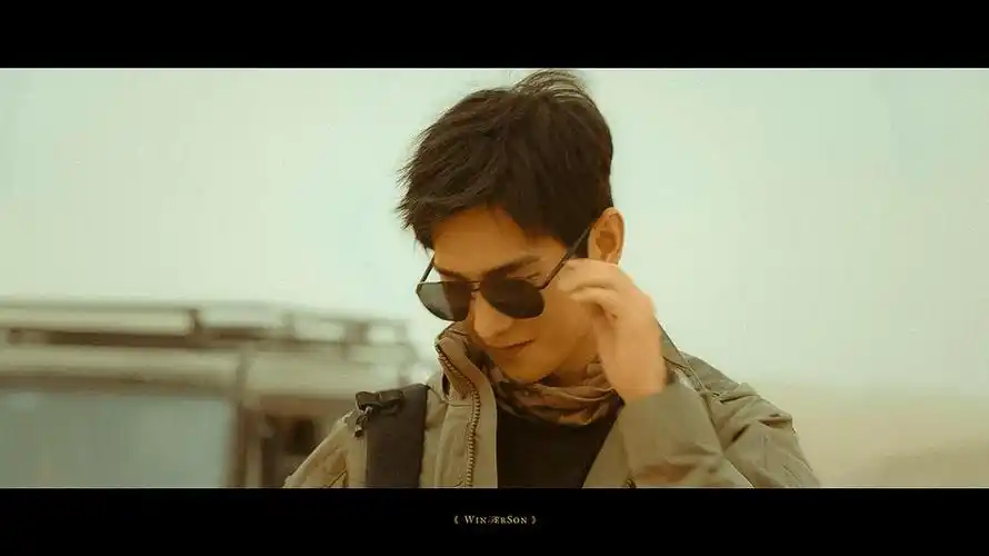 戴上眼镜的于途老师