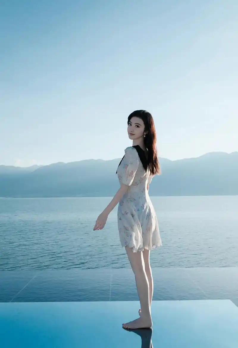 明星写真:景甜白色碎花短裙美拍,肤如凝脂美腿修长尽显好身材