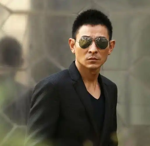 60岁刘德华晒自拍照,满脸笑容皱纹明显状态佳,上亿豪宅内景曝光