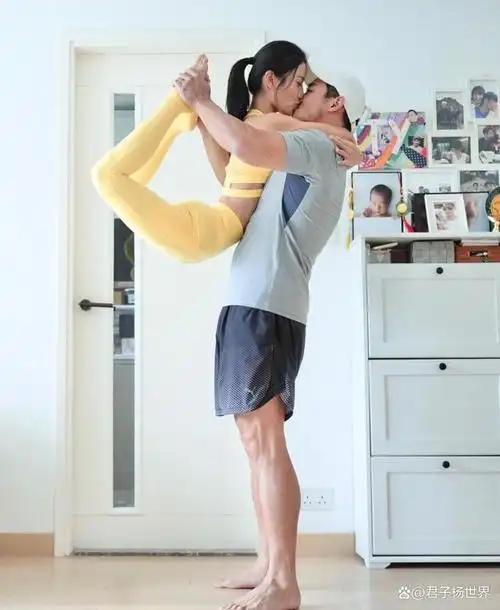 香港女星林芊妤与老公大玩双人瑜伽,动作优美难度大,非常吸睛