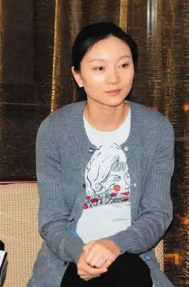 张艺谋有两任妻子,分别为肖华和陈婷.