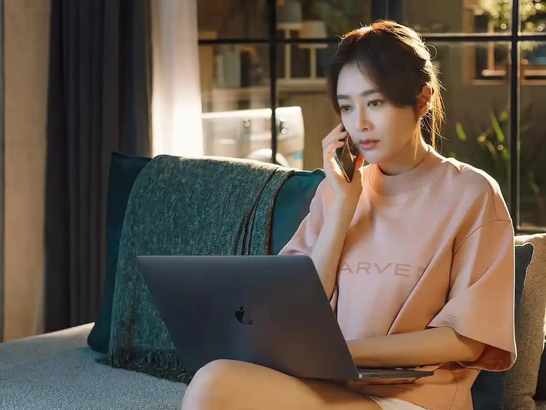 秦岚在电视剧《关于唐医生的一切》演绎 carven 经典单品