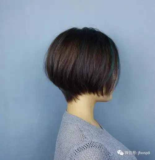 精选秋季卷发波波短发我们常见的波波头多是短直发造型,柔顺乖巧,如今