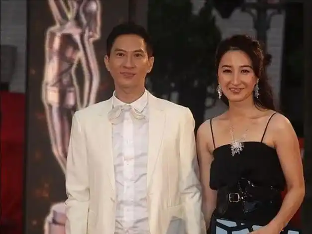 张家辉罕见携老婆亮相关咏荷身材丰腴窈窕一点不像59岁的人