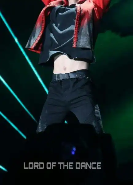 求易烊千玺两周年粉丝见面会舞蹈时露腹肌的高清图