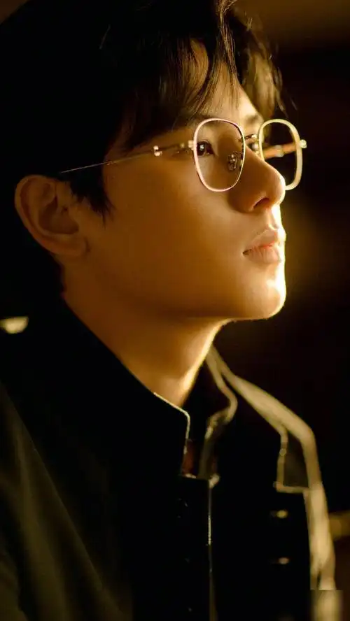 演员胡先煦,童星出道,演技出众,请看帅气少年的写真照