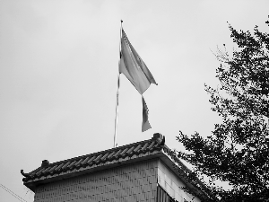 这样的国旗还能挂吗?