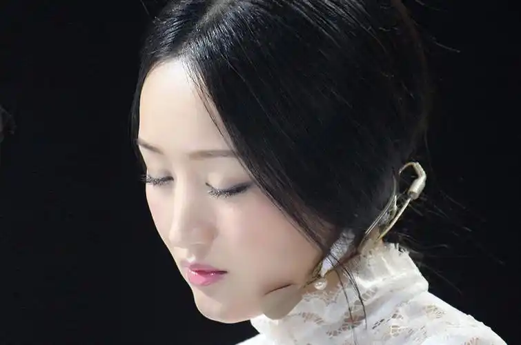 看看杨钰莹的这组图片也许你就会明白什么叫冻龄女神