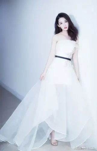 成熟知性美女李沁白皙迷人露背长裙梦幻唯美