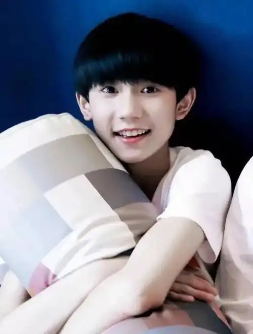 原创王源寸头造型引热议,寸头真是检验颜值的硬标准!