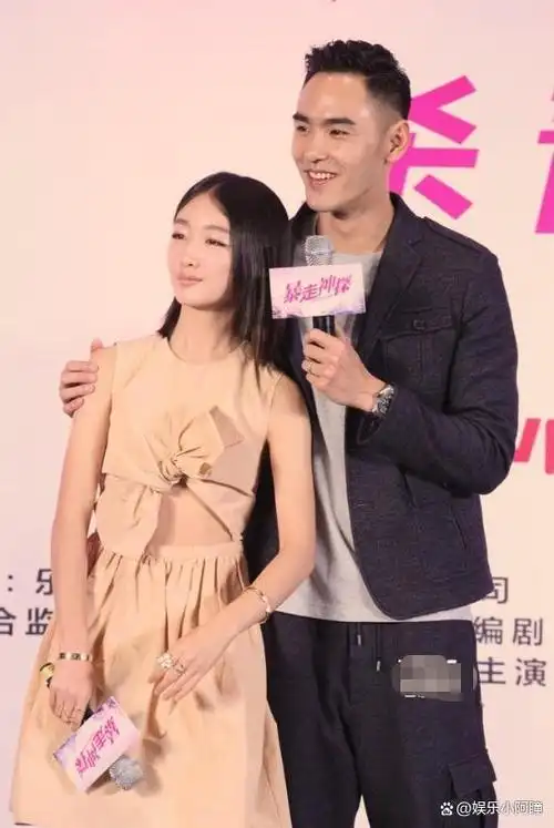 在《暴走神探》的宣传活动上,周冬雨在现场直接向阮经天"大胆表达爱意