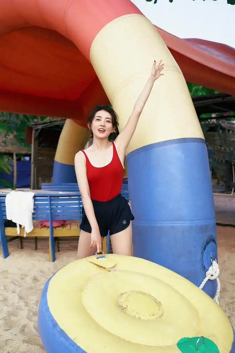 中国内地女演员梁洁,穿大红色泳装,性感俏皮