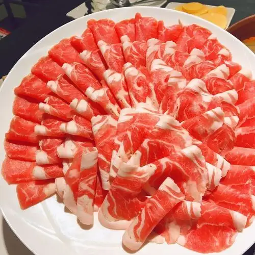 三盘肉,卖相看着就不错.肥牛很好次,我主要吃牛肉,羊肉都是小伙伴吃.