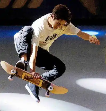 滑板爱好者王一博助力保持强大公益直播,和运动员们一起用运动支持