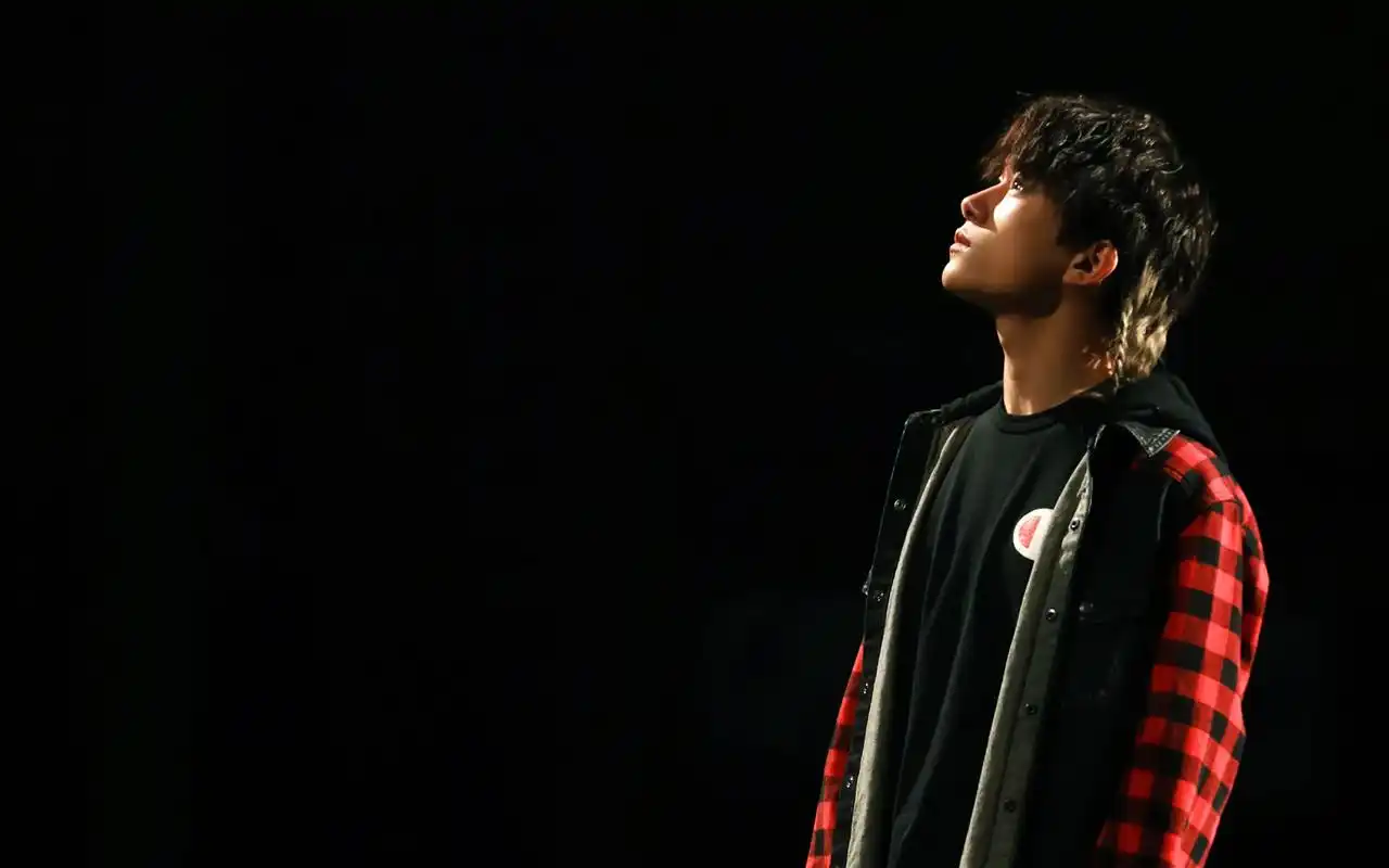 易烊千玺综艺图片高清桌面电脑壁纸