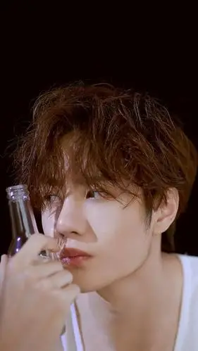 王一博出道时间很早见过世面,所以他真的不高冷,就是有点害羞