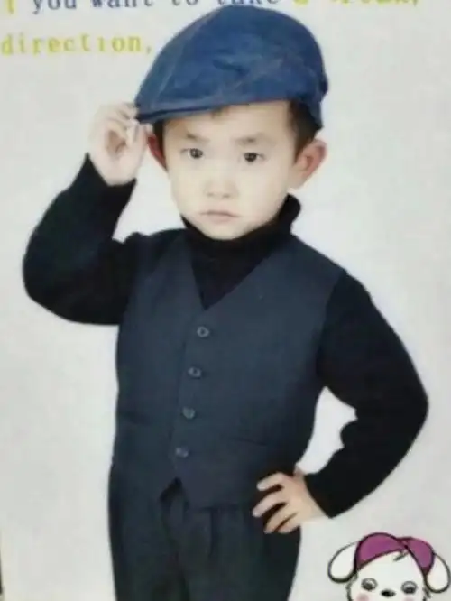 很小的时候就挺会凹造型拍pose的,奶嘟嘟一只#易烊千玺  #四字弟弟#易