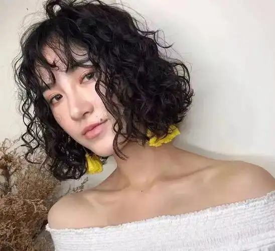 该换huam发型了(2022年短发新发型女士减龄烫发) - 冷求网