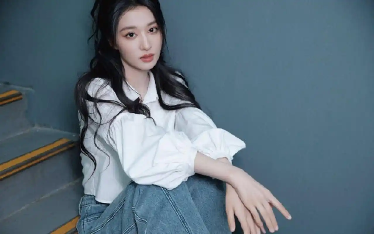 星闻#  王楚然白衣牛仔裤穿搭. 漂亮之余尽显自信.