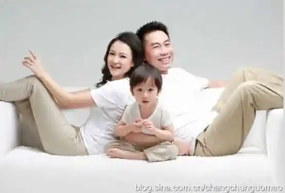 袁鸣的丈夫据说是一位美籍华人,经常在世界各地出差,两人在美国注册