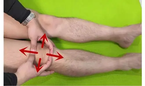 足跟滑动屈膝,也可坐于床上,双手抱膝,用双手的力量使膝关节往上,但
